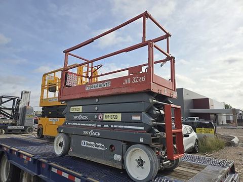 2018 SKYJACK SJIII3226 Scissor Lift 24-26' Electric 30-36" Wide