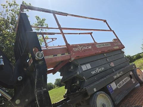 2018 SKYJACK SJIII3226 Scissor Lift 24-26' Electric 30-36" Wide