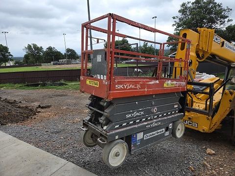 2018 SKYJACK SJIII3226 Scissor Lift 24-26' Electric 30-36" Wide
