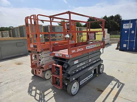 2018 SKYJACK SJIII3226 Scissor Lift 24-26' Electric 30-36" Wide