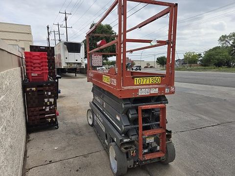 2018 SKYJACK SJIII3226 Scissor Lift 24-26' Electric 30-36" Wide