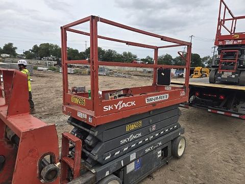 2018 SKYJACK SJIII3226 Scissor Lift 24-26' Electric 30-36" Wide