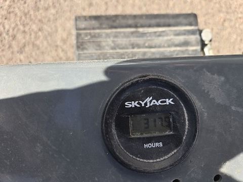 2018 SKYJACK SJIII4626 Scissor Lift 24-26' Electric 46-68" Wide