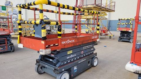 2018 SKYJACK SJIII4626 Scissor Lift 24-26' Electric 46-68" Wide