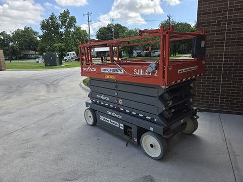2018 SKYJACK SJIII4632 Scissor Lift 30-35' Electric 46-48" Wide