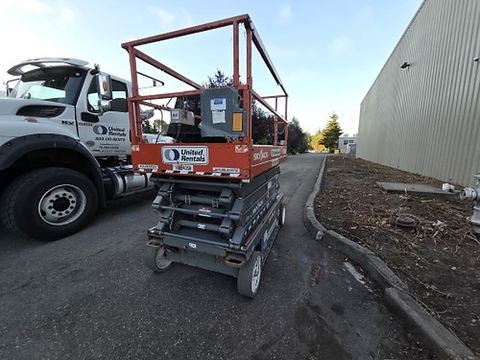 2018 SKYJACK SJIII4632 Scissor Lift 30-35' Electric 46-48" Wide