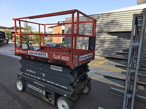 2018 SKYJACK SJIII4632 Scissor Lift 30-35' Electric 46-48" Wide