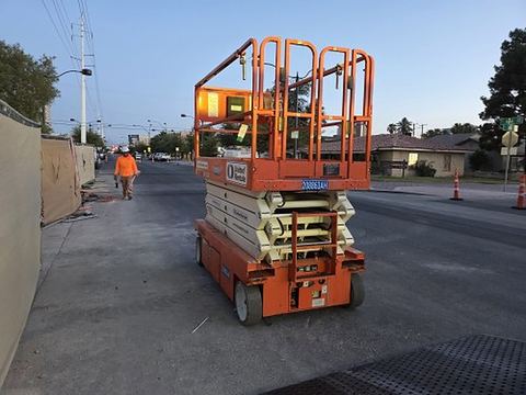2018 SNORKEL S4732E Scissor Lift 30-35' Electric 46-48" Wide