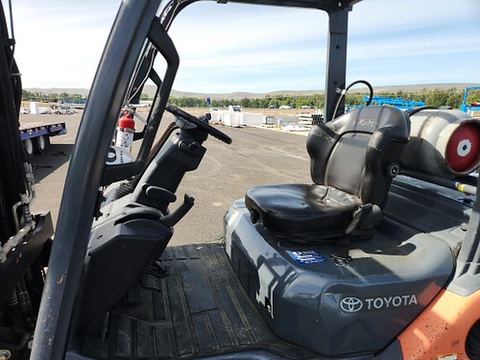 2018 TOYOTA 8FG45U Forklift Whse 10000-12500# Pneumatic