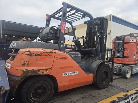 2018 TOYOTA 8FG45U Forklift Whse 10000-12500# Pneumatic