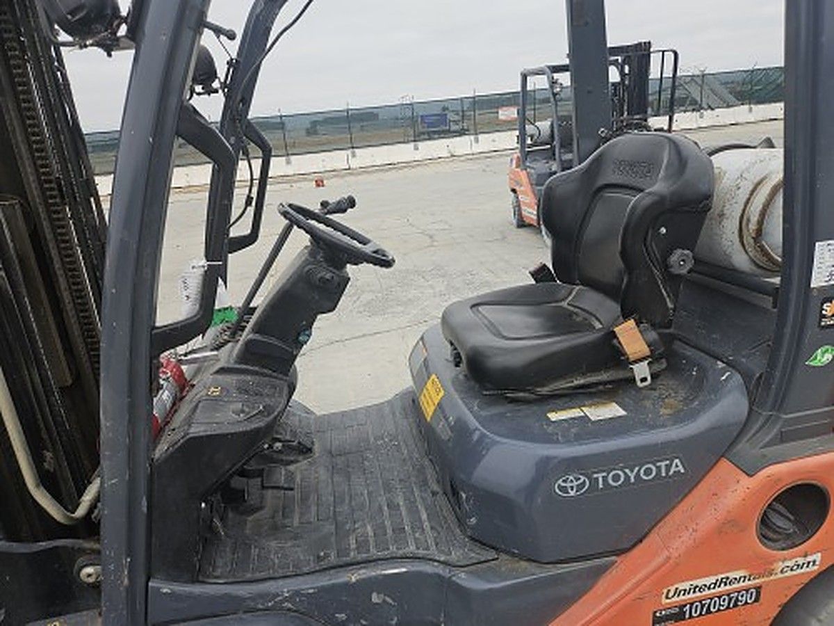TOYOTA 8FGU25 photo 6