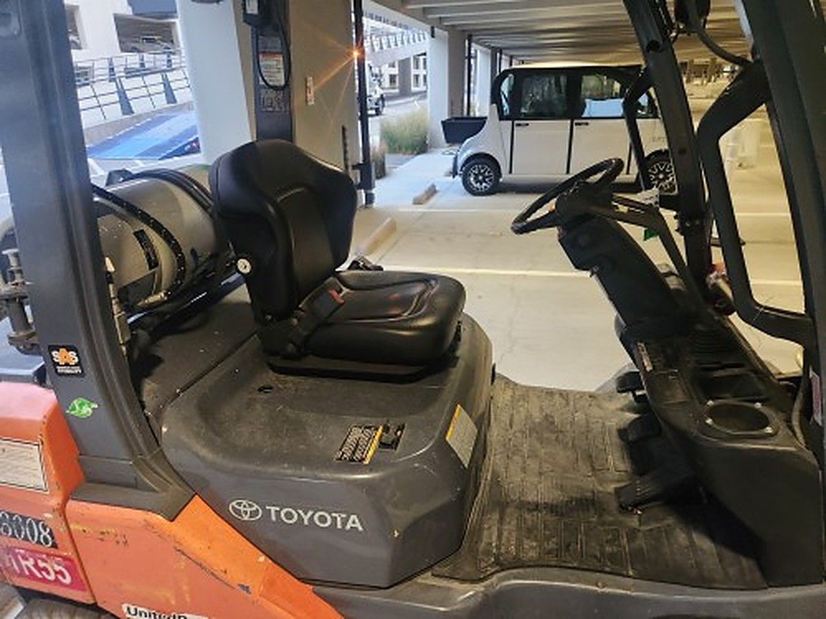 TOYOTA 8FGU25 photo 2