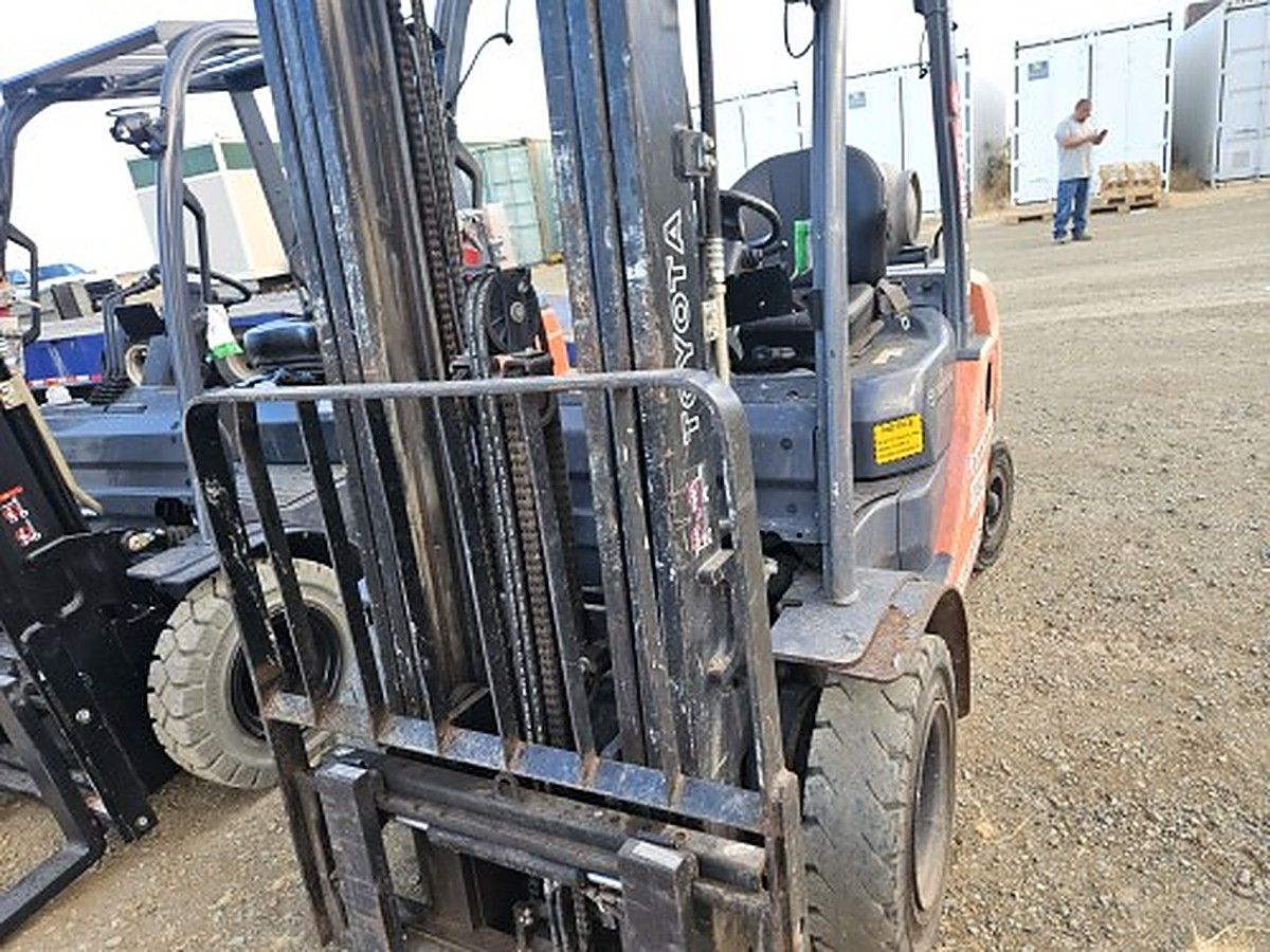 TOYOTA 8FGU25 photo 2