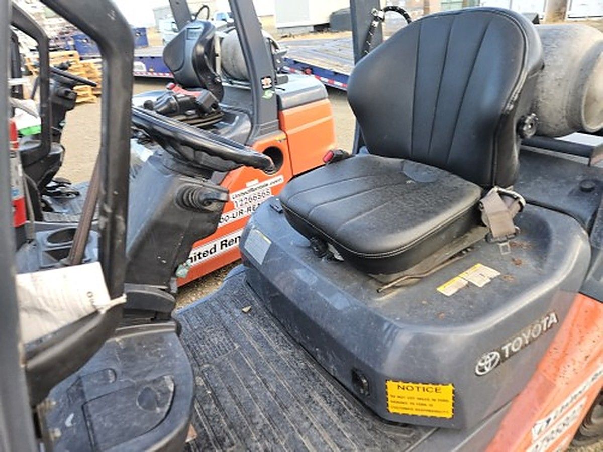 TOYOTA 8FGU25 photo 8