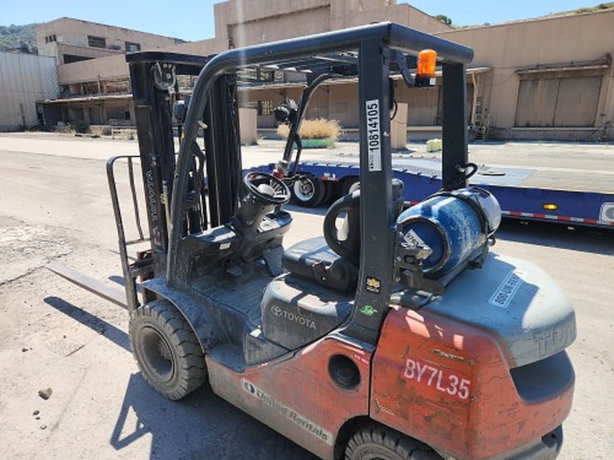 TOYOTA 8FGU25 photo 4