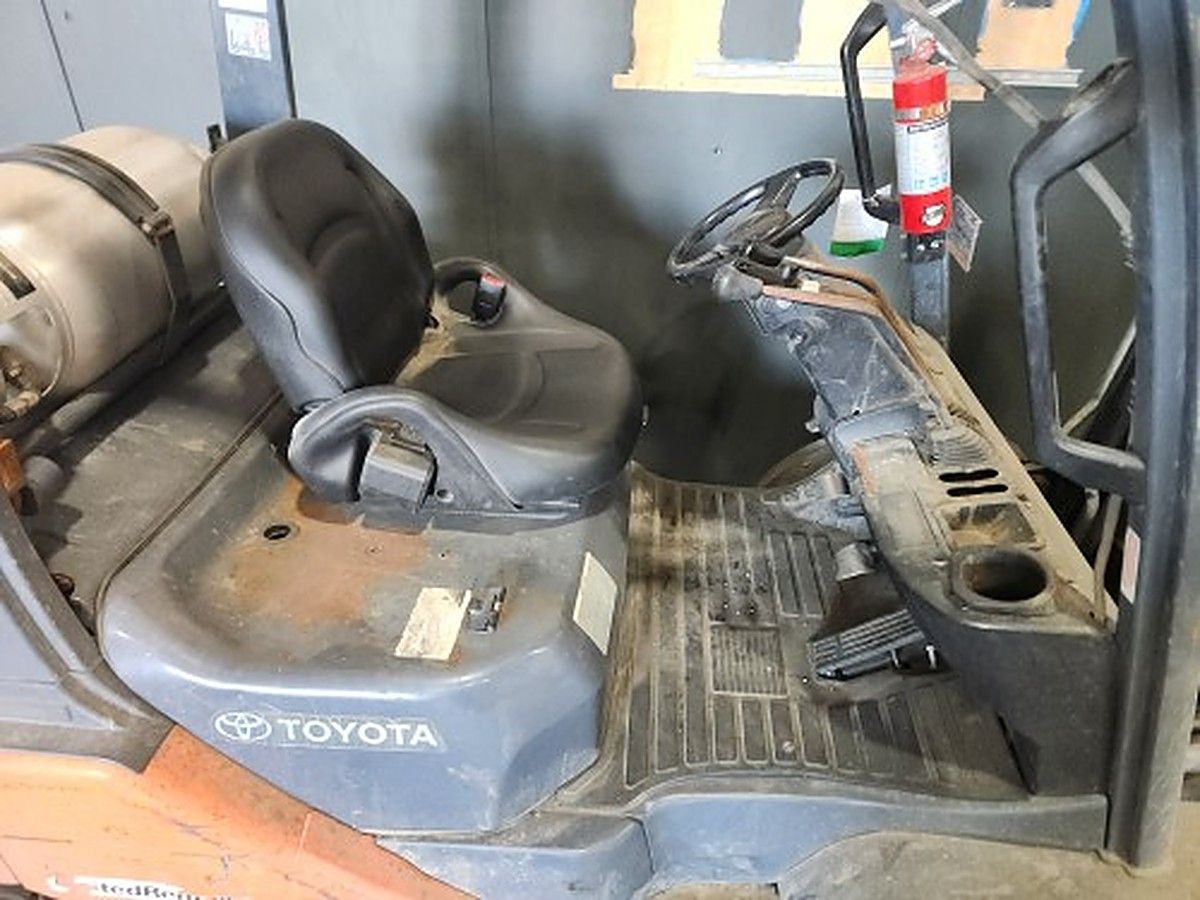 TOYOTA 8FGU25 photo 3