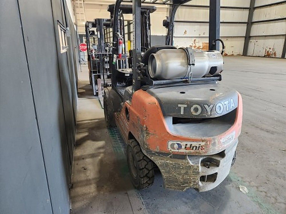 TOYOTA 8FGU25 photo 8