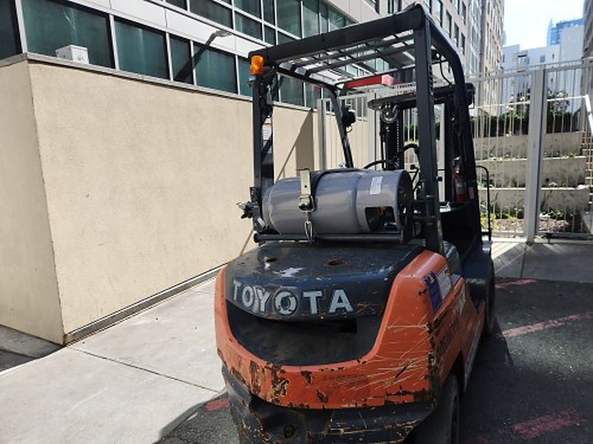 TOYOTA 8FGU25 photo 2