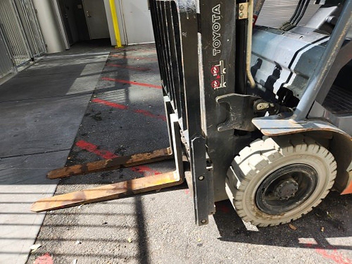TOYOTA 8FGU25 photo 4