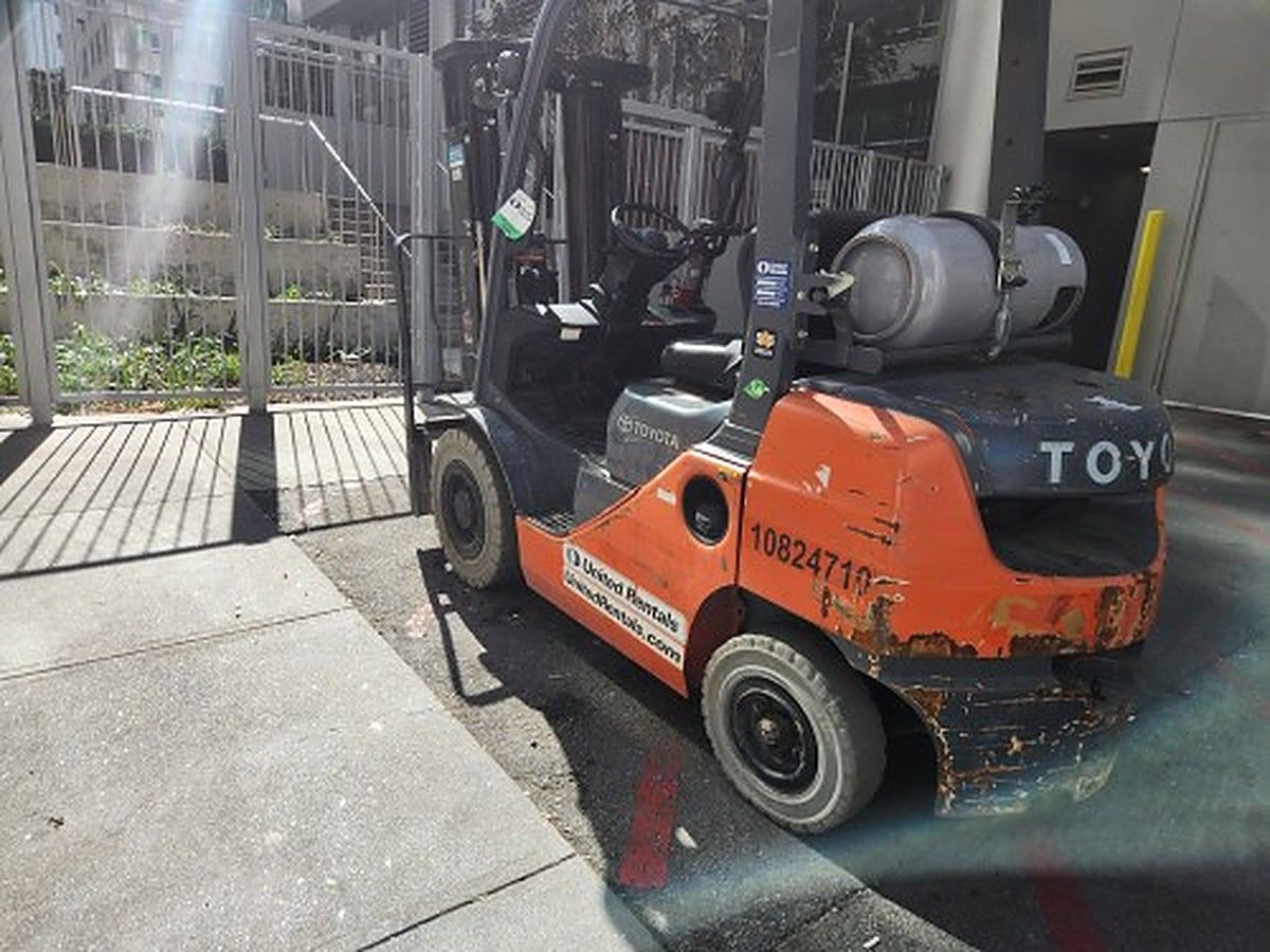 TOYOTA 8FGU25 photo 5