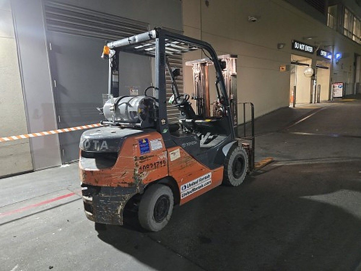 TOYOTA 8FGU25 photo 8