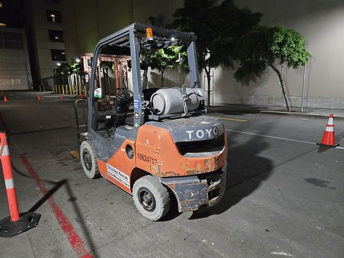 TOYOTA 8FGU25 photo 10