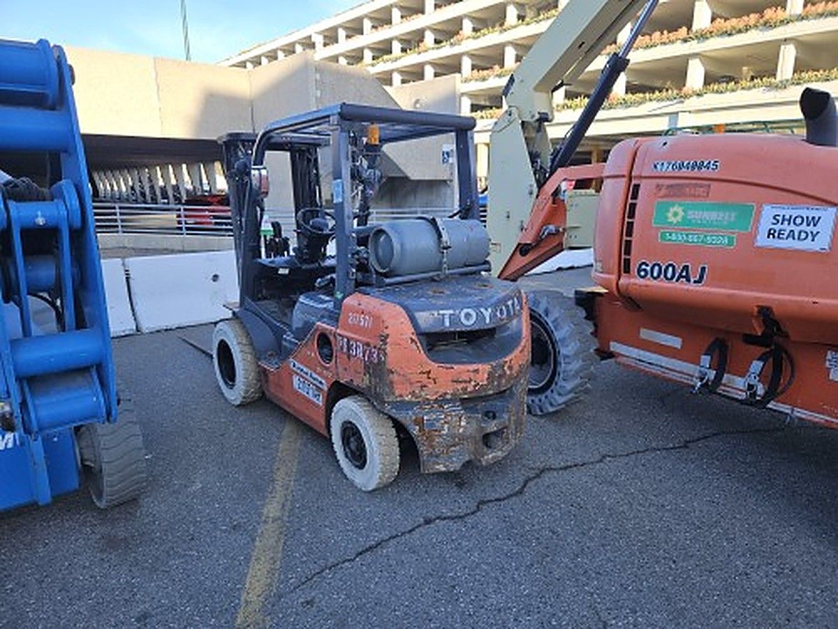 TOYOTA 8FGU25 photo 8