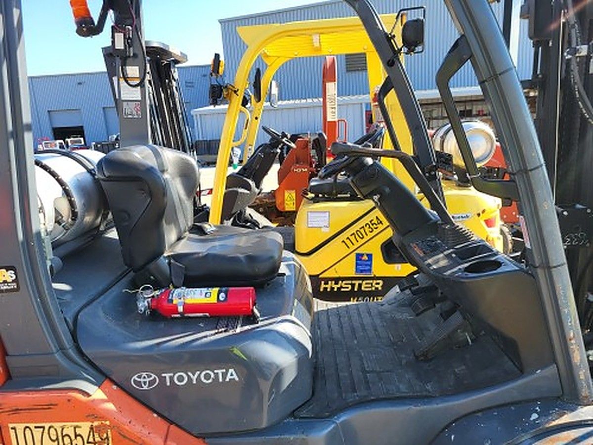 TOYOTA 8FGU30 photo 3