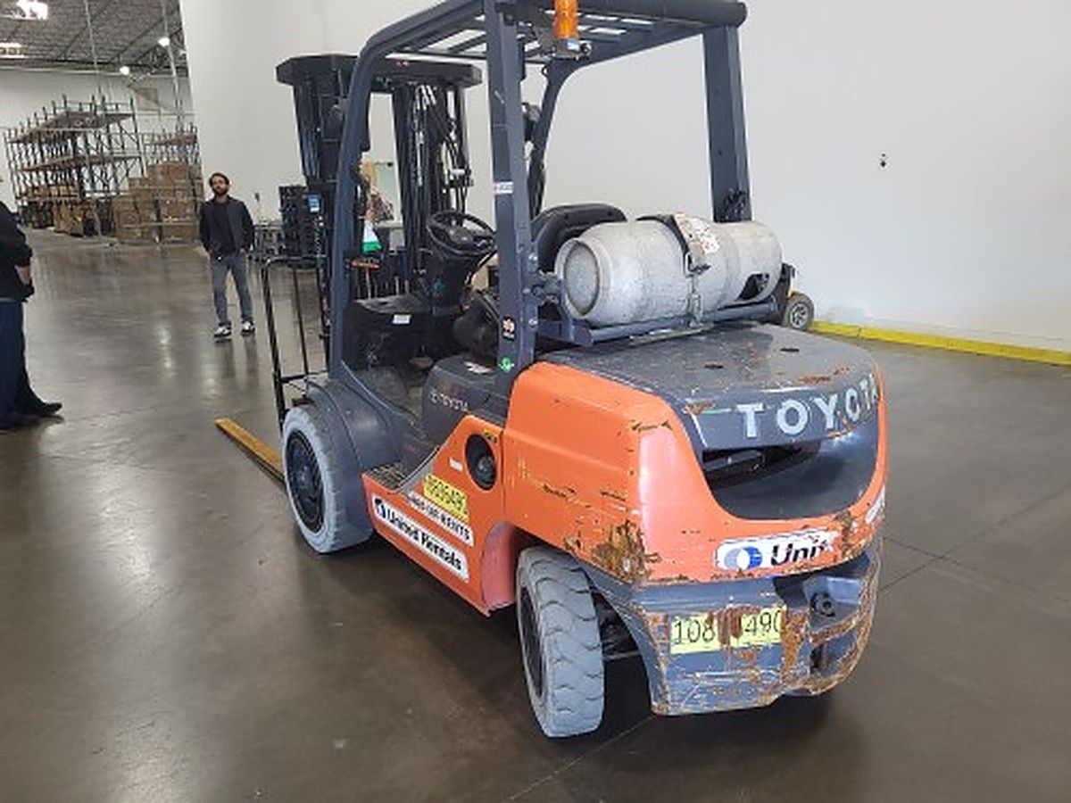 TOYOTA 8FGU30 photo 3