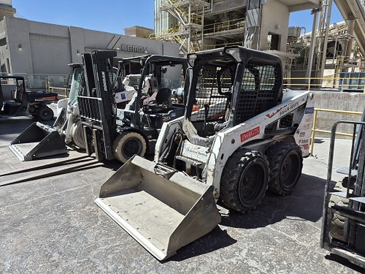 BOBCAT S450 photo 7