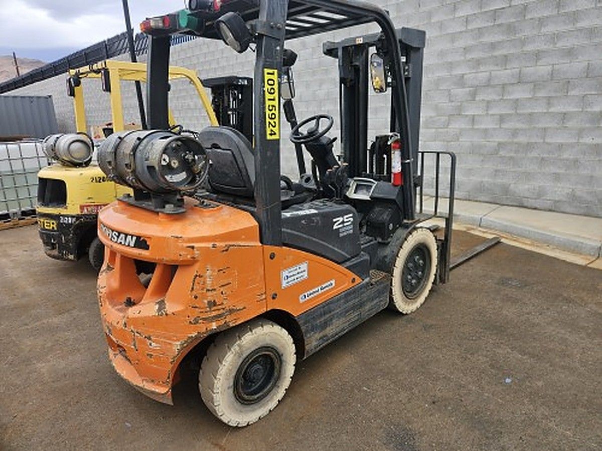 DOOSAN G25P-7DF photo 2