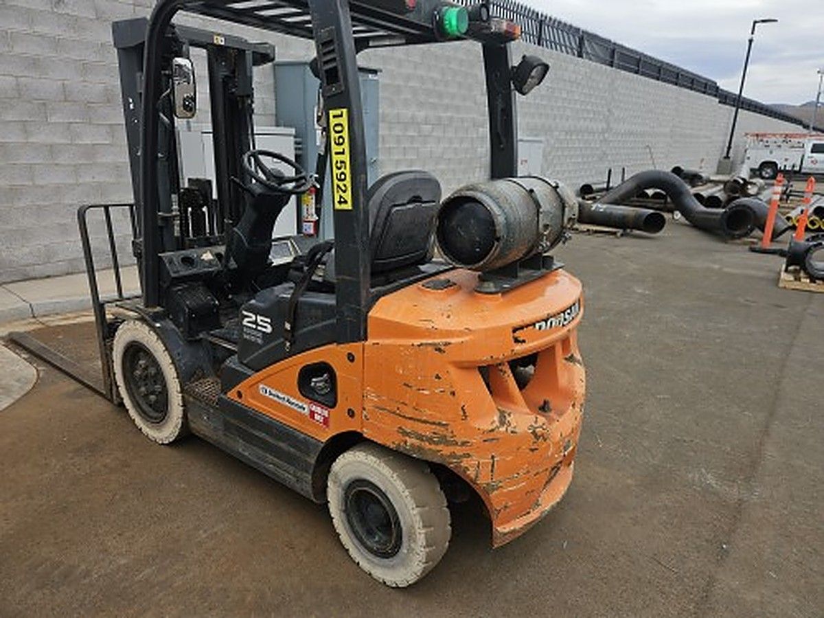 DOOSAN G25P-7DF photo 3