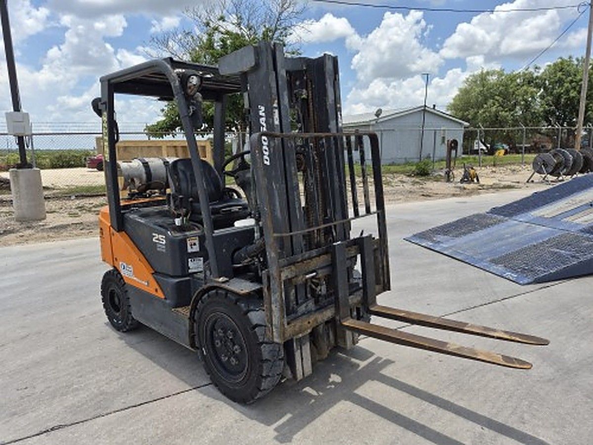 DOOSAN G25P-7DF photo 2