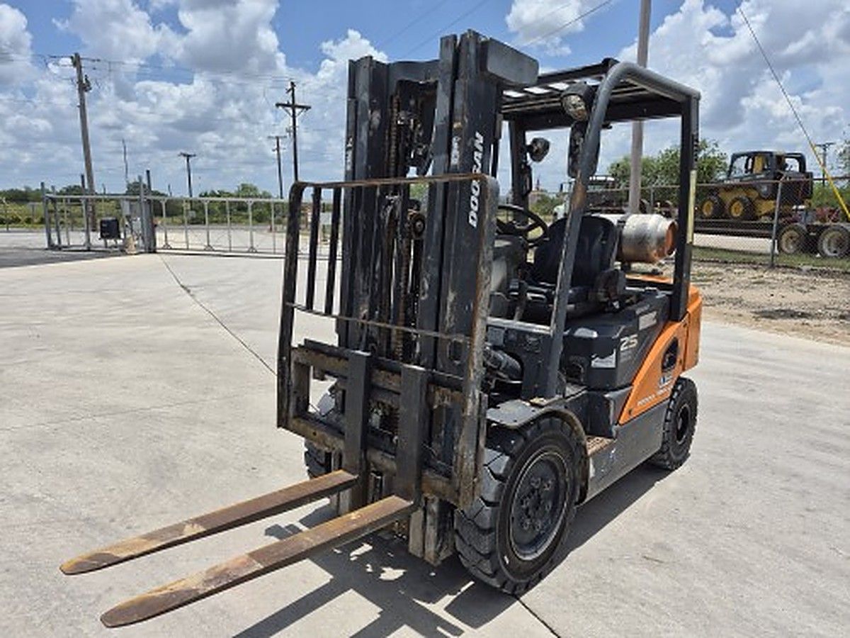 DOOSAN G25P-7DF photo 3