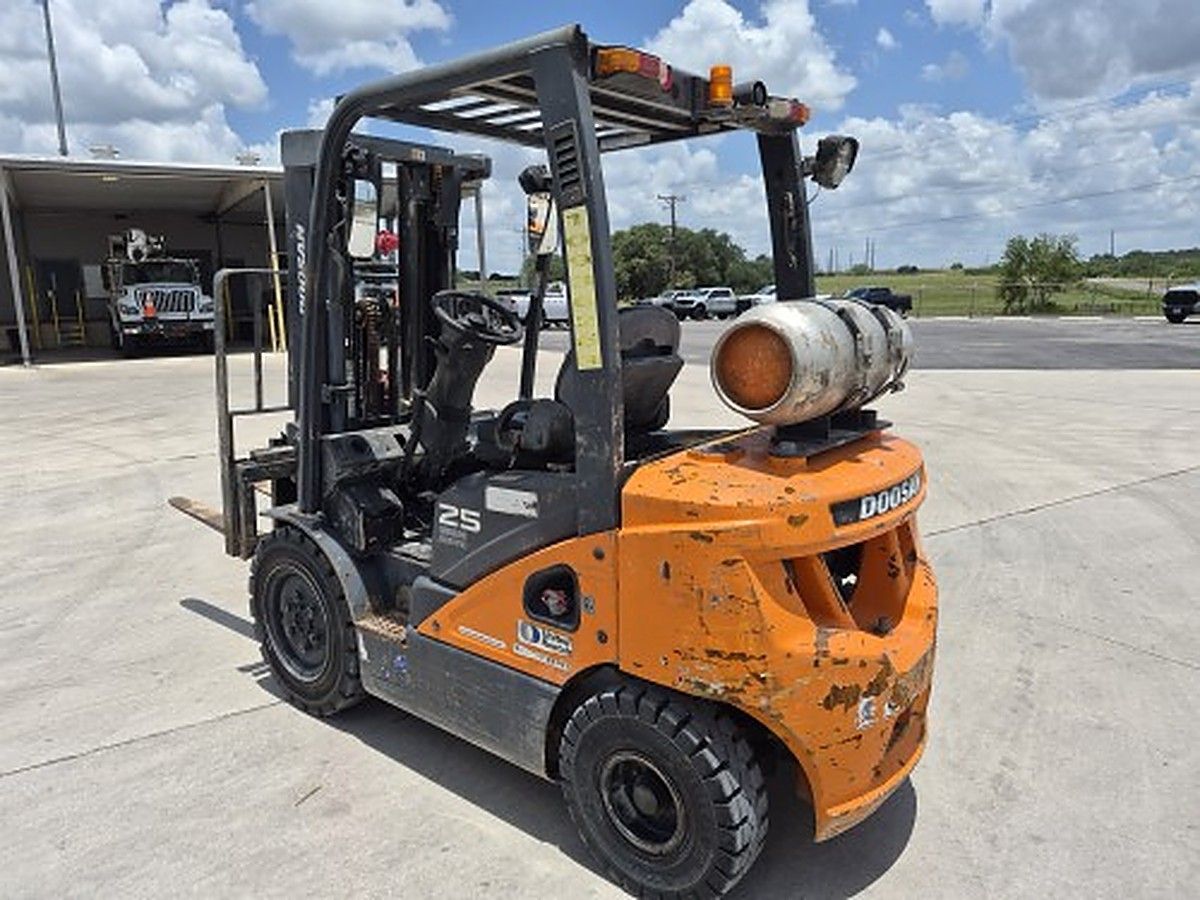 DOOSAN G25P-7DF photo 4