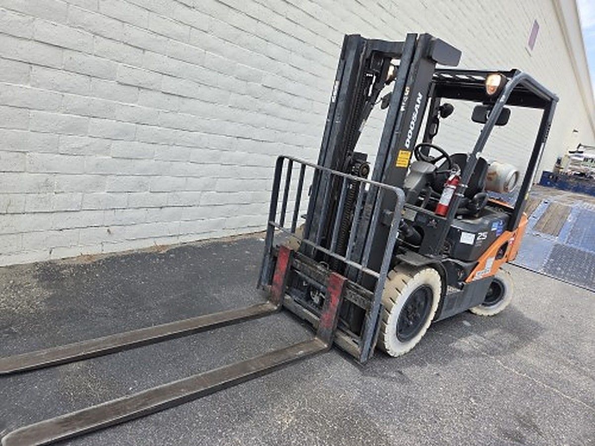 DOOSAN G25P-7DF photo 2
