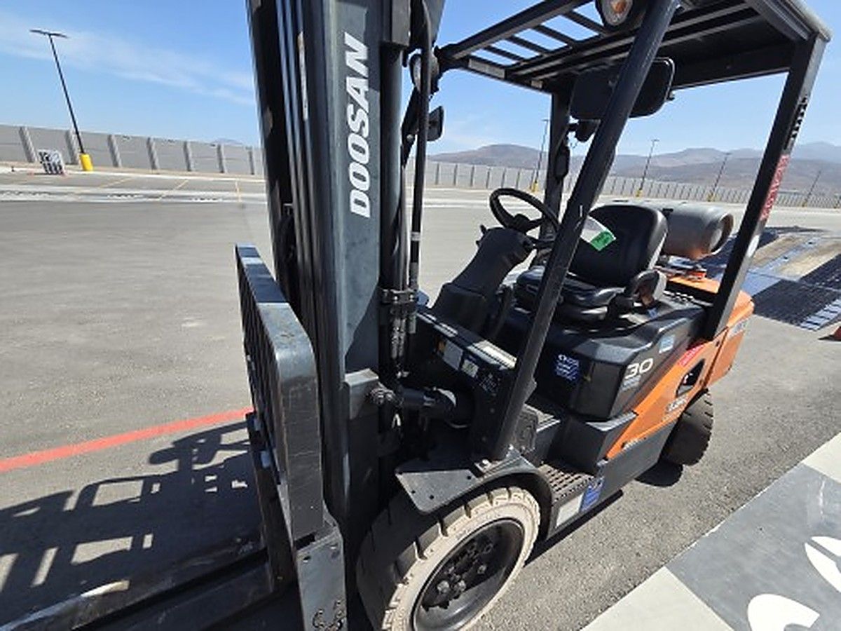 DOOSAN G30P-7DF photo 2