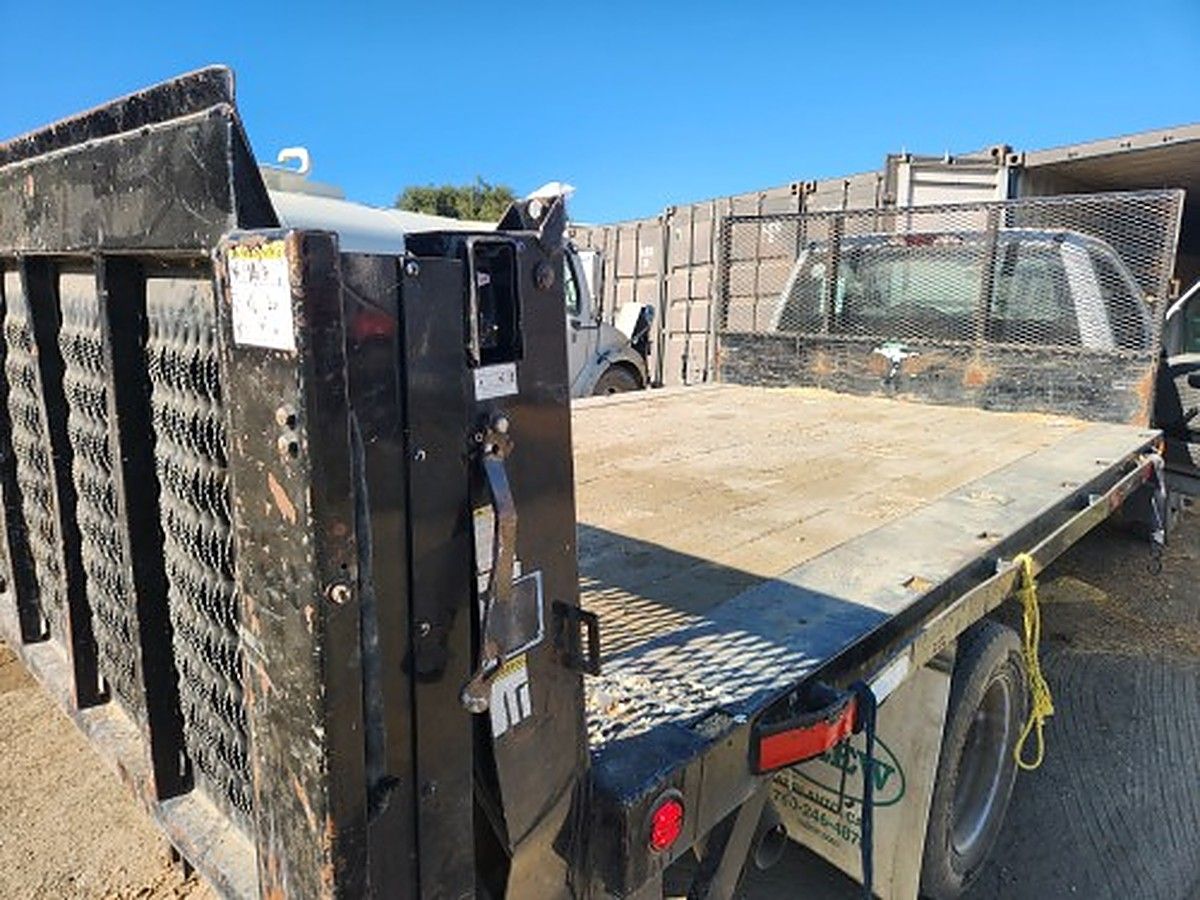 FORD F-550 STAKE photo 2