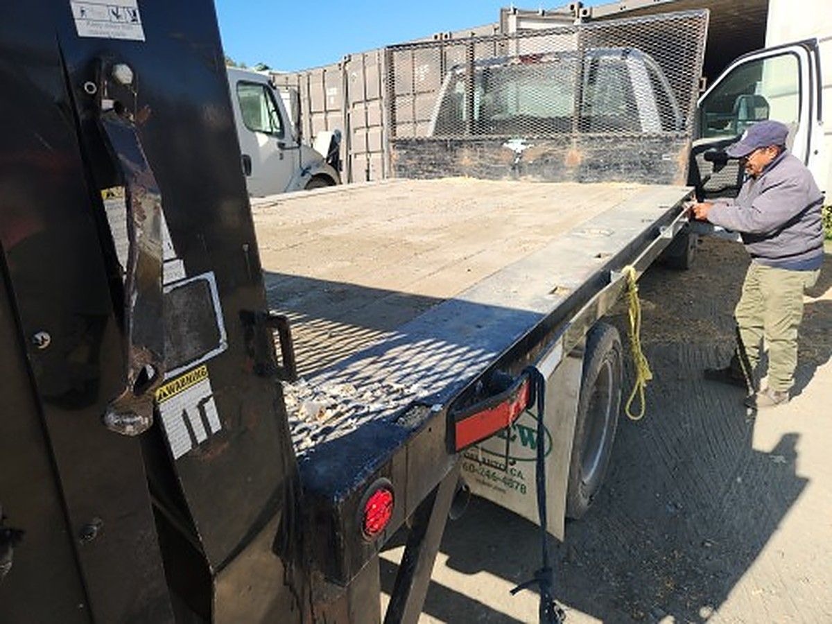 FORD F-550 STAKE photo 3