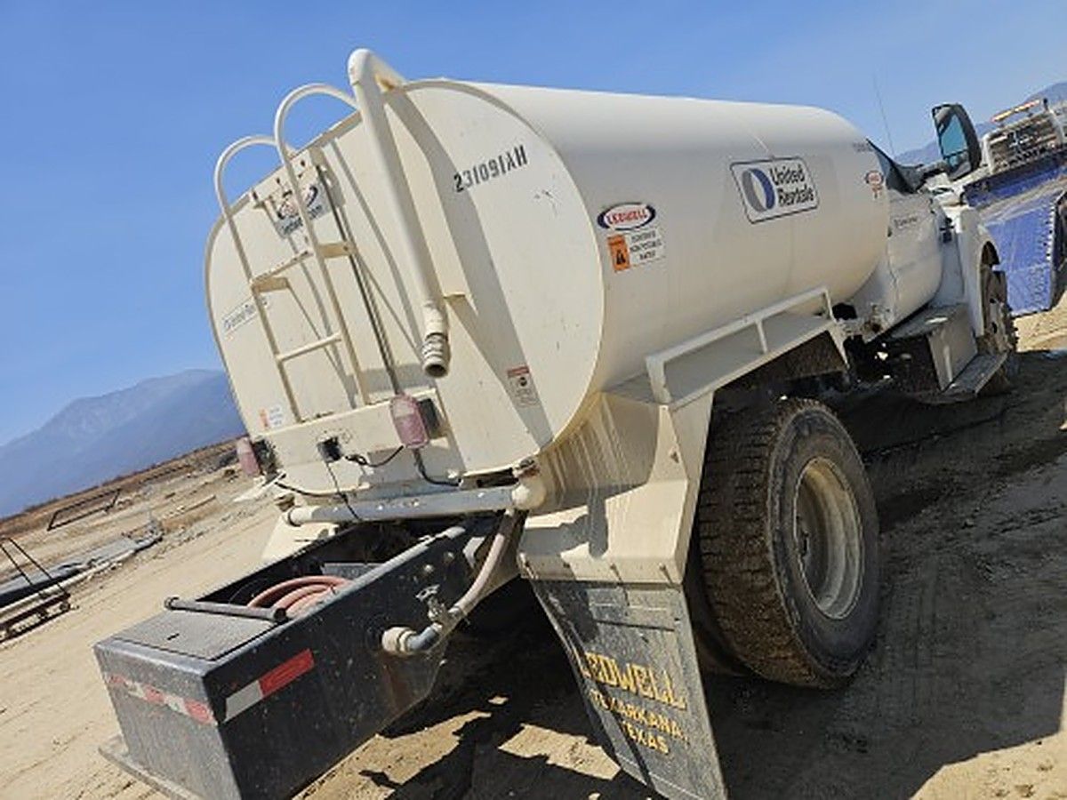 FORD F-750 photo 2