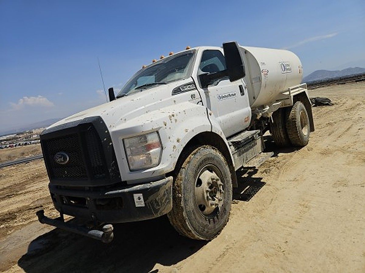 FORD F-750 photo 3