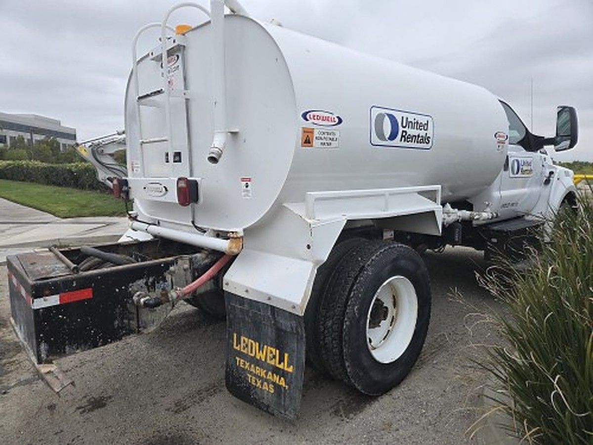 FORD F-750 photo 2