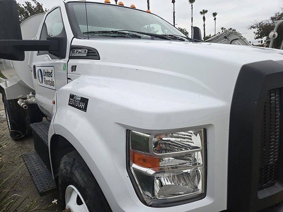 FORD F-750 photo 6