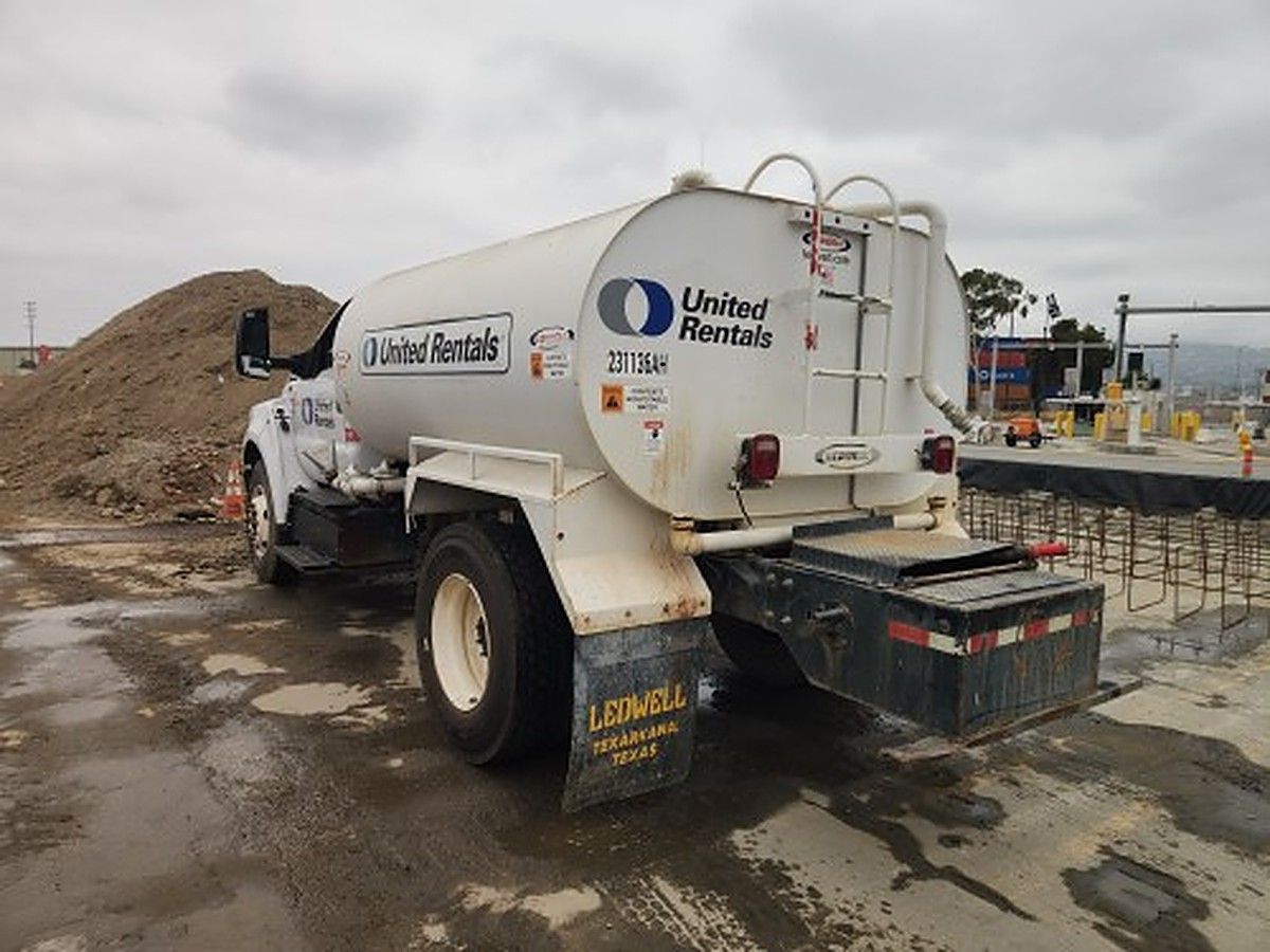 FORD F-750 photo 2