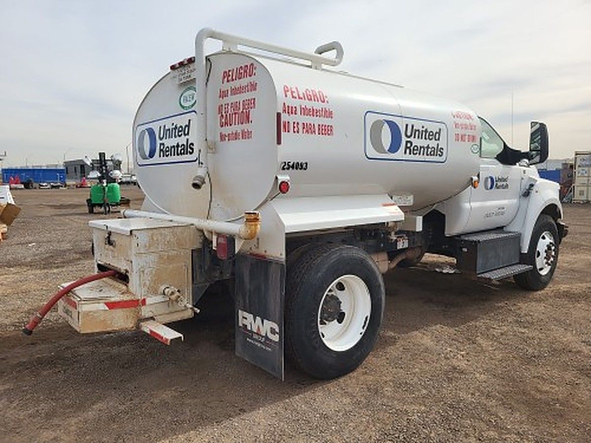 FORD F-750 photo 2