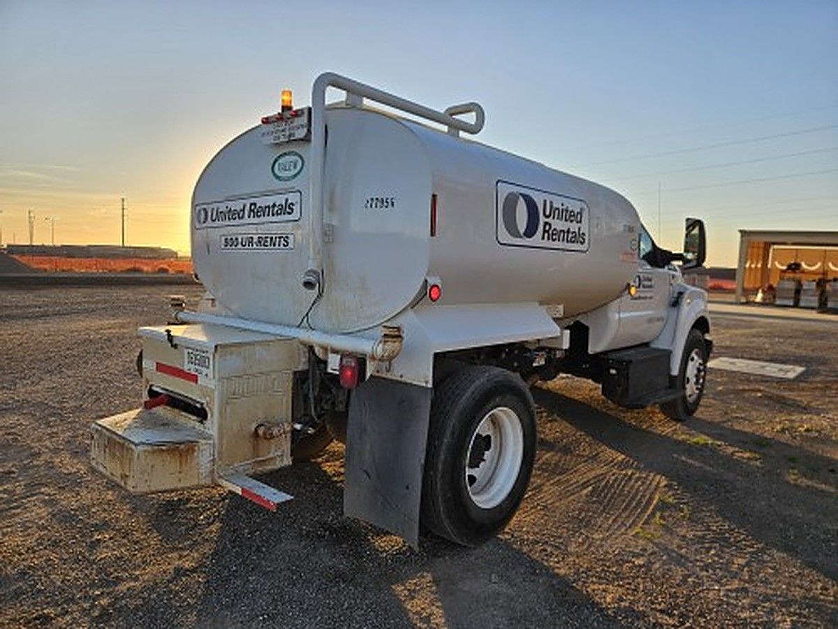 FORD F-750 photo 2
