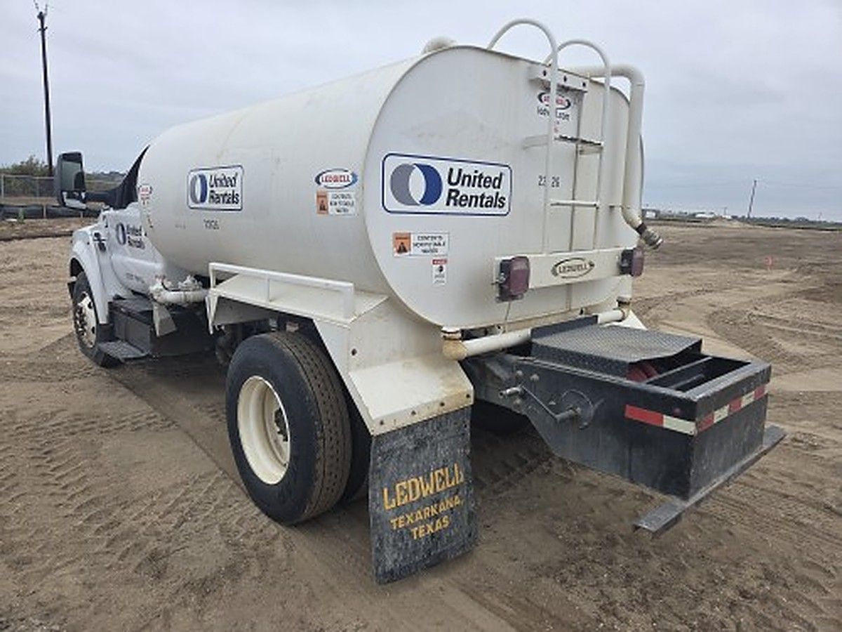 FORD F-750 photo 2