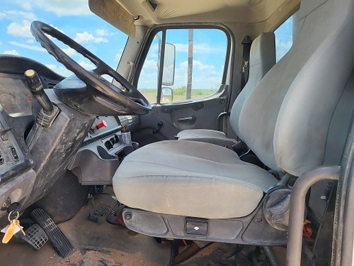FREIGHTLNR M2 106 DUMP photo 4
