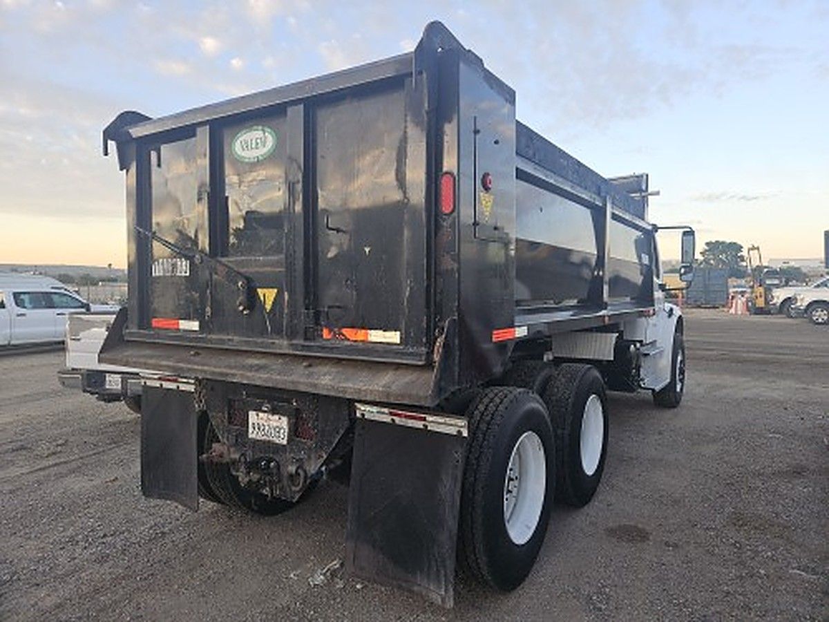 FREIGHTLNR M2 106 DUMP photo 2