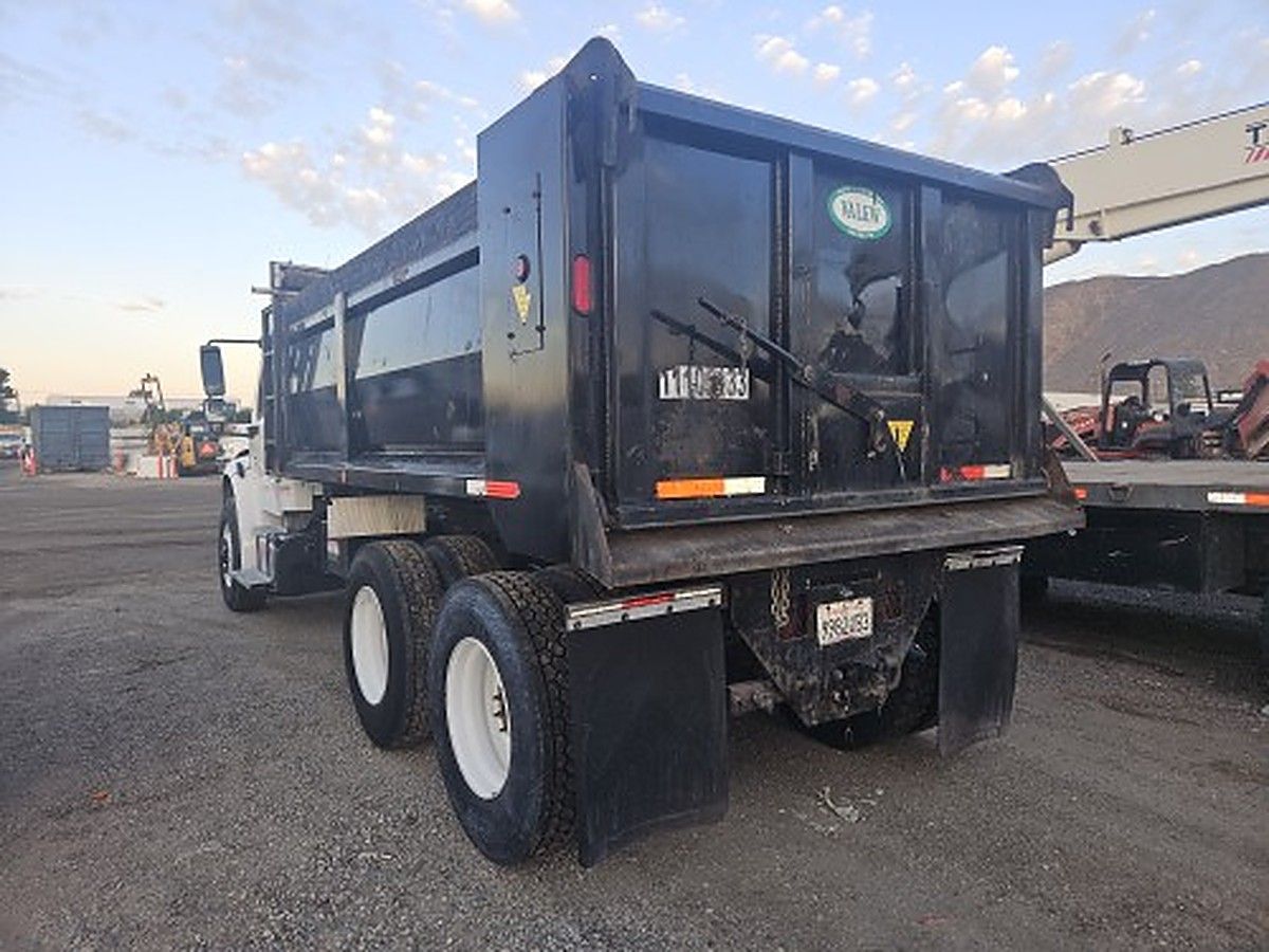 FREIGHTLNR M2 106 DUMP photo 3